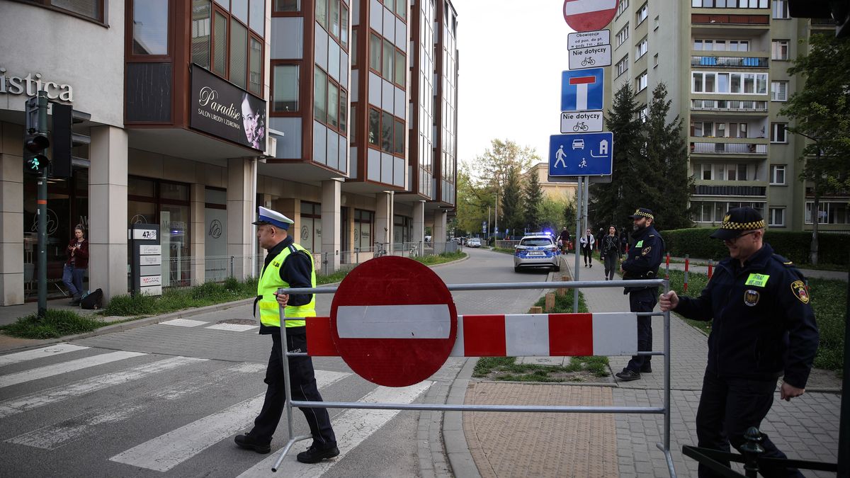 blokada dojazdu do szko�y
�ukasz Gagulski
bezpiecze�stwo drogowe, blokada, blokada drogi, bram� szko�y, dojazd, dojazdu, dzia�ania policji, godzinowe, hulajnogami, ograniczenia, ograniczenie, pilota�, pilota�owy, policja, policjant, projekt, rowerami, stra� miejska, szkolna ulica, wi�ksze, zach�ta, zakaz, zakaz wjazdu, znak drogowy, zwi�kszenie