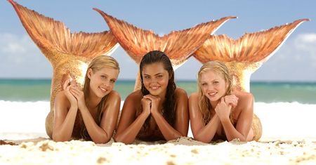Pamiętacie "H2O - wystarczy kropla"? Tak dziś wyglądają serialowe Emma, Cleo i Rikki! (ZDJĘCIA)