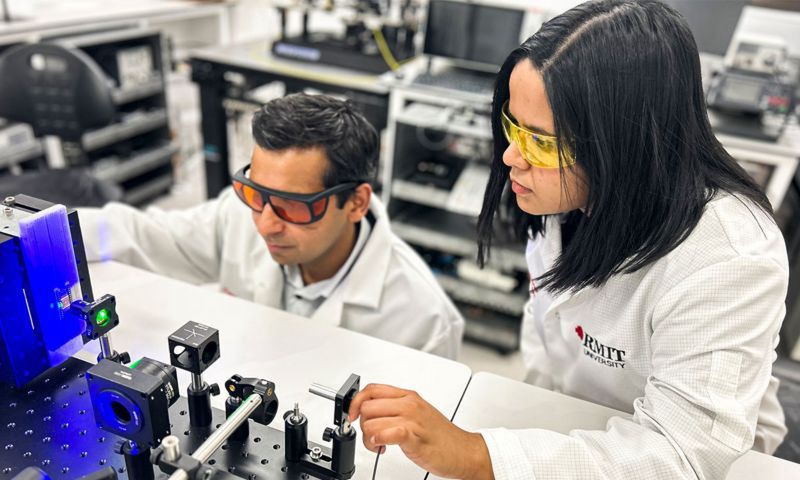 Research on a chip that mimics the human brain and eye. On the left, Professor Sumeet Walia, the lead researcher of the project, director of the RMIT University Centre for Optoelectronic Materials and Devices.