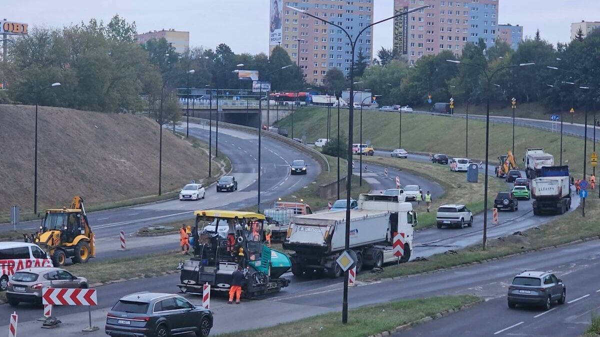 Drogowcy układający asfalt na al. Witosa