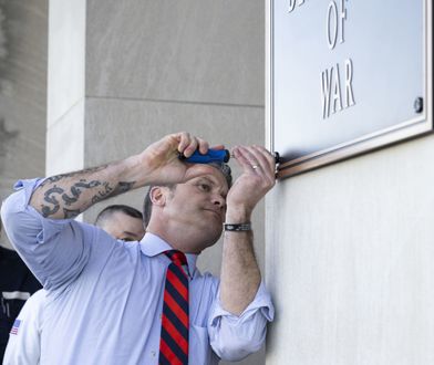 Nowe tablice na budynku Pentagonu. Koniec z resortem "obrony"