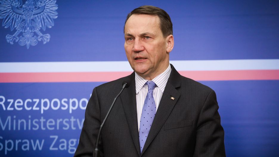 Warszawa, 02.04.2024. Minister spraw zagranicznych RP Radosław Sikorski podczas konferencji prasowej po spotkaniu z wicepremierem, ministrem spraw zagranicznych Nowej Zelandii Winstonem Petersem, 2 bm. w Ministerstwie Spraw Zagranicznych w Warszawie. Tematami rozmów były m.in. kwestie dwustronne, wsparcie dla Ukrainy w obliczu rosyjskiej agresji, jak również relacje wielostronne. (sko) PAP/Albert Zawada