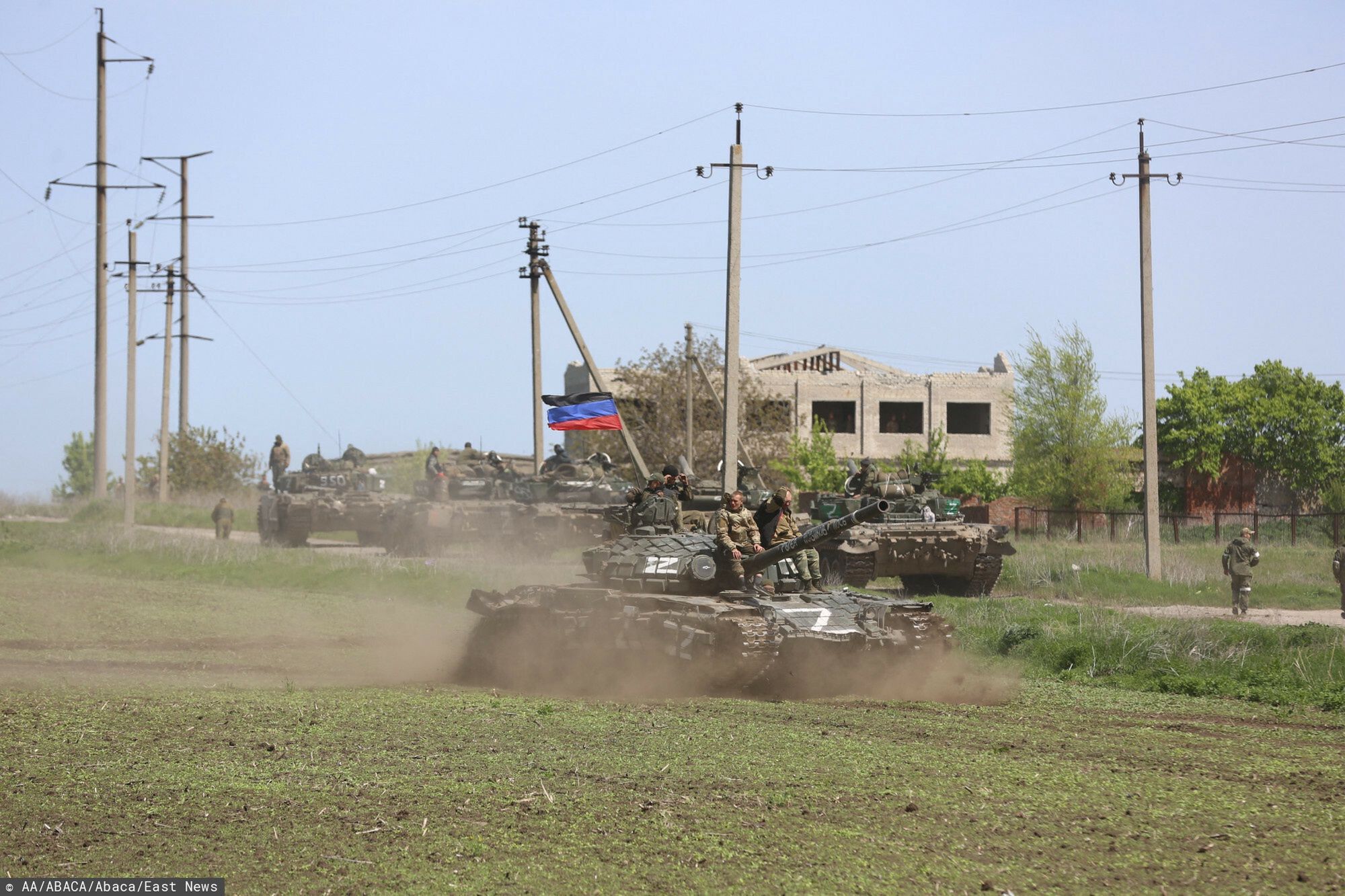 Wojna w Ukrainie - Mariupol pod rosyjsk? okupacj?MARIUPOL, UKRAINE - MAY 06: Tanks of the DPR army move on the field during several dozen Ukrainian civilians, who had been living in the bomb shelters of the Azovstal plant for more than a month, being evacuated in Mariupol, Ukraine on May 06, 2022. The evacuated civilians were taken to a refugee camp in the village of Bezymyannoye. Leon Klein / Anadolu Agency/ABACAPRESS.COMAA/ABACA