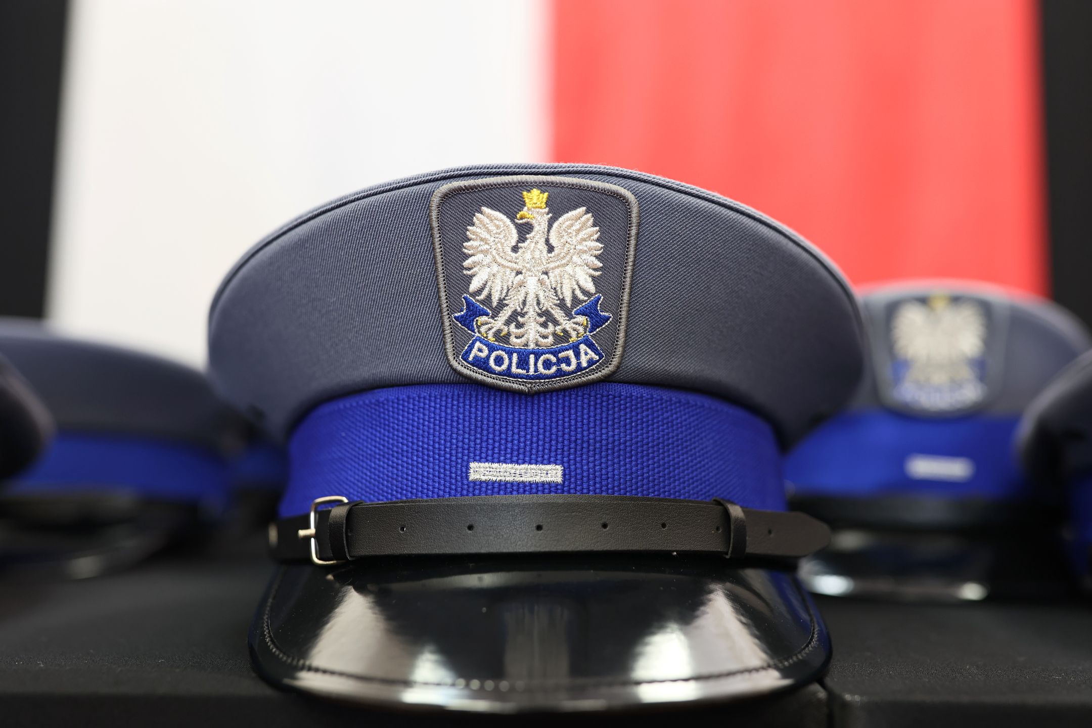 czapka, policja, polska, mundur, czapka z daszkiem, galowy mundur, uroczysty, policjant, policjantka, niebieski, policja polska, defilada, pokaz, musztra, funkcjonariusz, glina, policjanci, życie, otok, szarża, znak, napis, symbol, na czapce