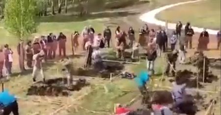 Ta umiejętność przyda się Rosjanom. Kopanie grobów na czas