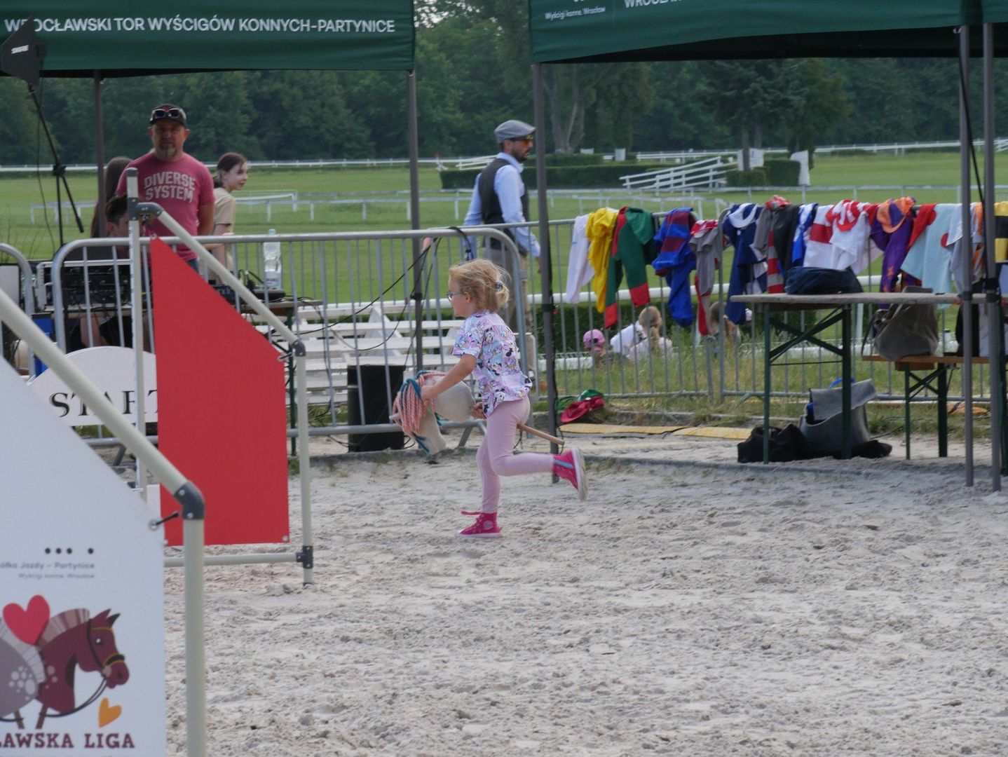 Tłumy na Family Day na Partynicach! Emocje na torze, pokaz horse agility i strefy zabawy dla dzieci