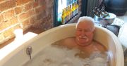 Lech Wałęsa w krainie rozpusty. Spójrzcie tylko, w czym bierze kąpiel