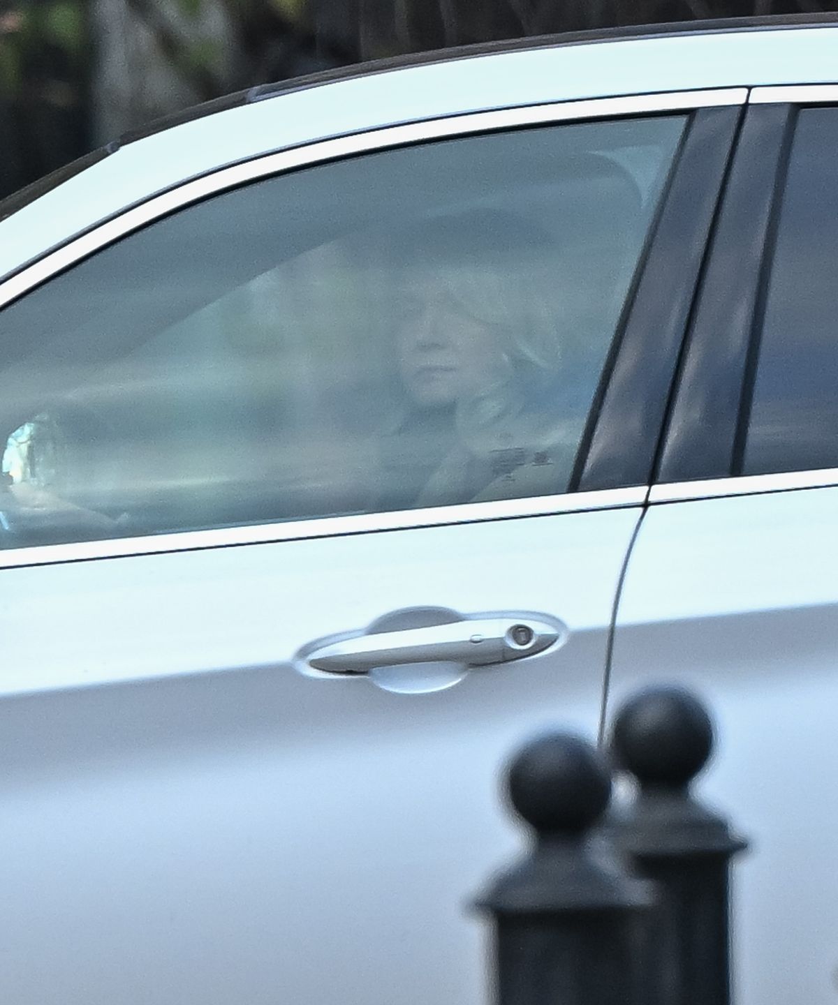 Naturalna Grażyna Torbicka załatwia sprawunki na mieście