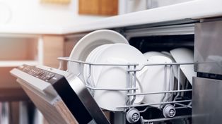 Kosztuje grosze, a może ochronić blat kuchenny. Zamontuj nad zmywarką