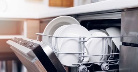 Kosztuje grosze, a może ochronić blat kuchenny. Zamontuj nad zmywarką