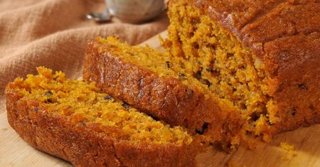 Nawet chlebek bananowy nie ma szans jesienią. To ciasto jest miękkie, puszyste i pachnie w całym domu