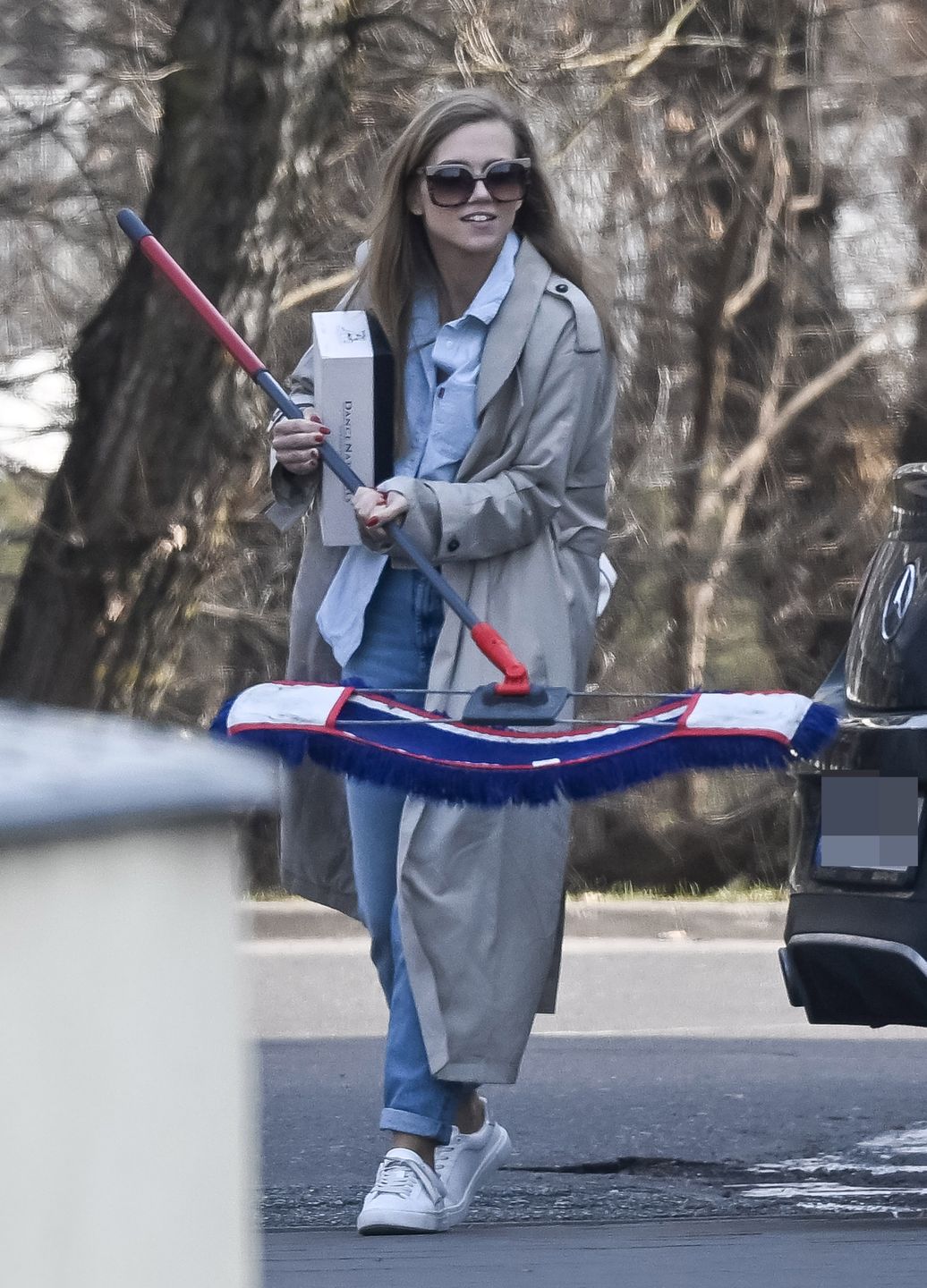 Agnieszka Kaczorowska pędzi z mopem na trening do "TzG"