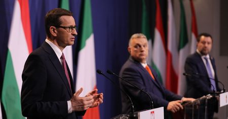 Morawiecki w Budapeszcie. "Priorytetem jest zwalczenie pandemii"