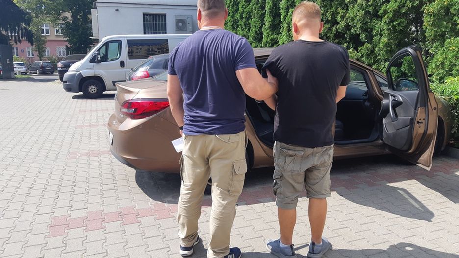 Warszawa. Na miejscu przestępstwa zgubił portfel z dowodem i prawem jazdy. Po jego kolejnej akcji policjanci z Mokotowa skojarzyli to oblicze z dokumentów z twarzą złodzieja nagranego przez sklepowy monitoring w galerii handlowej