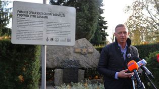 Szczecinek: Przy pomniku amerykańskich lotników stanęła tablica. Wyjaśnia, kto spoczywa w mogile