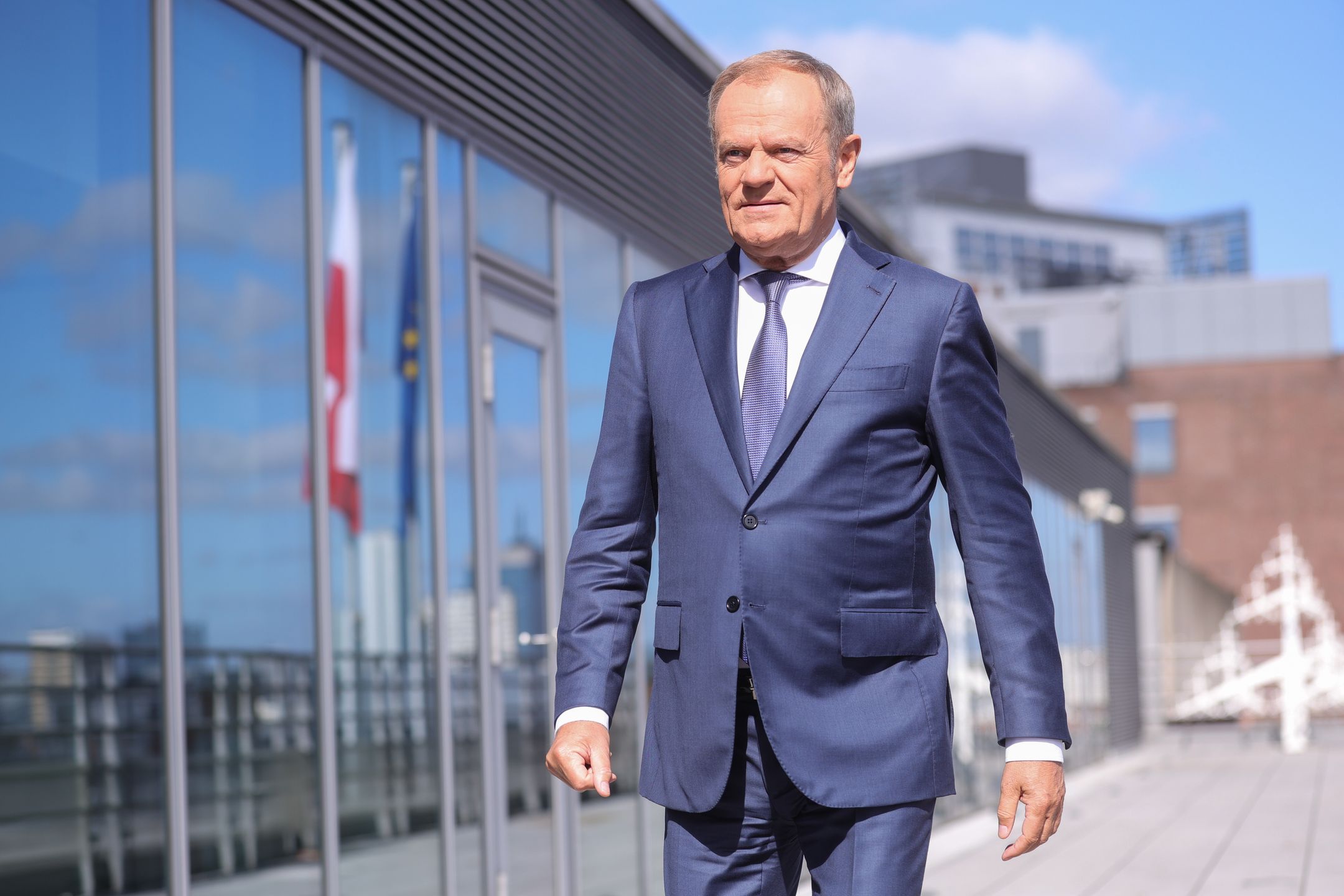 Bruksela, Belgia, 28.06.2024. Premier Donald Tusk podczas wypowiedzi dla mediów w Brukseli, 28 bm. Premier Tusk bierze udział w dwudniowym szczycie Rady Europejskiej. Przywódcy państw i rządów UE mają zdecydować o obsadzie najważniejszych stanowisk unijnych. Ponadto rozmowy dotyczą wojny w Ukrainie, bezpieczeństwa, obronności, konkurencyjności i polityki zagranicznej. (aldg) PAP/Rafał Guz