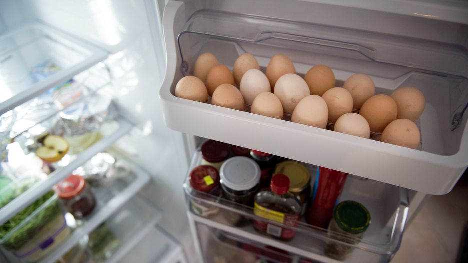 Mycie jajek przed włożeniem do lodówki. Czy to konieczność?