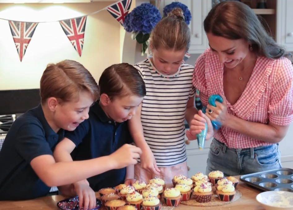 George, Charlotte i Louis z mamą Kate Middleton