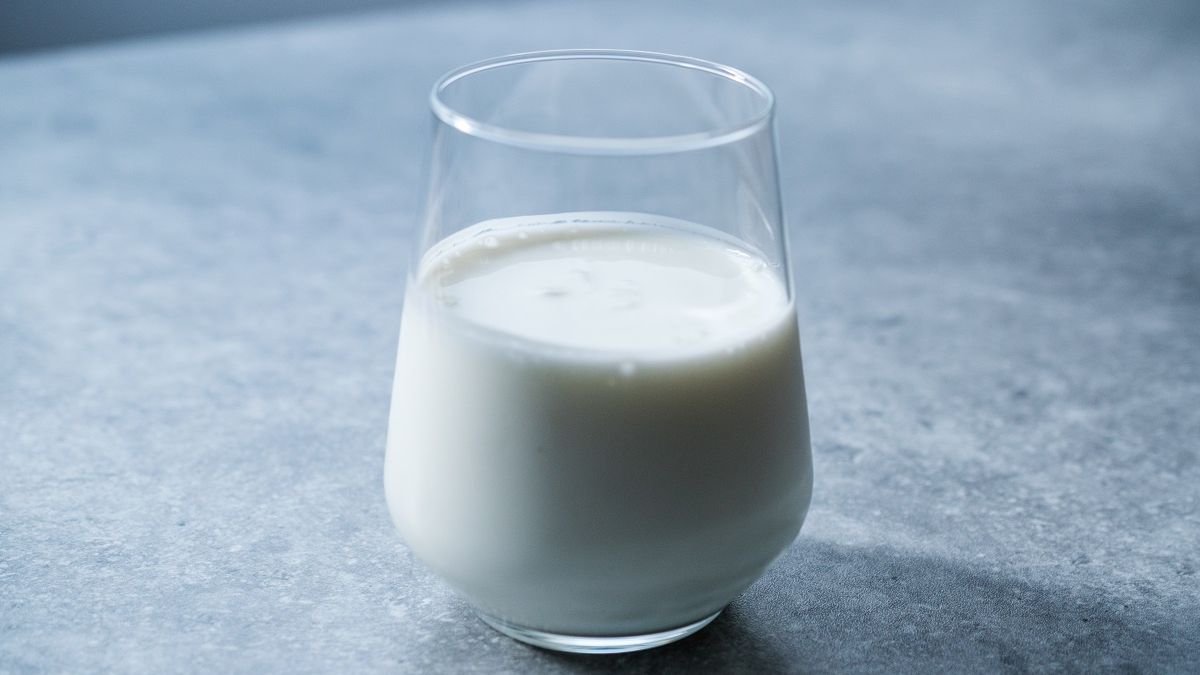 Działa zbawiennie na jelita. Ma więcej białka i mniej kalorii niż jogurt naturalny