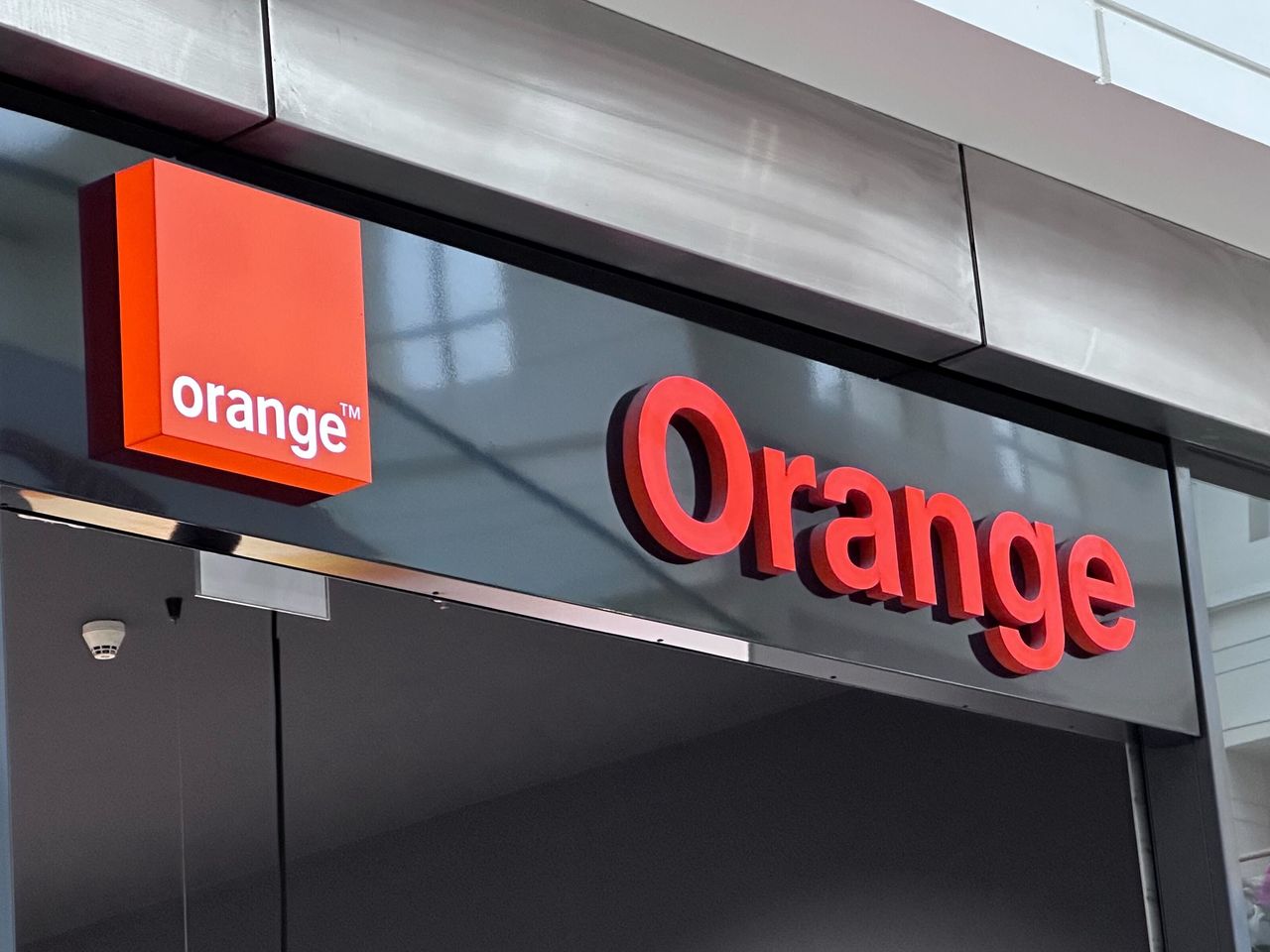 Logo salonu Orange