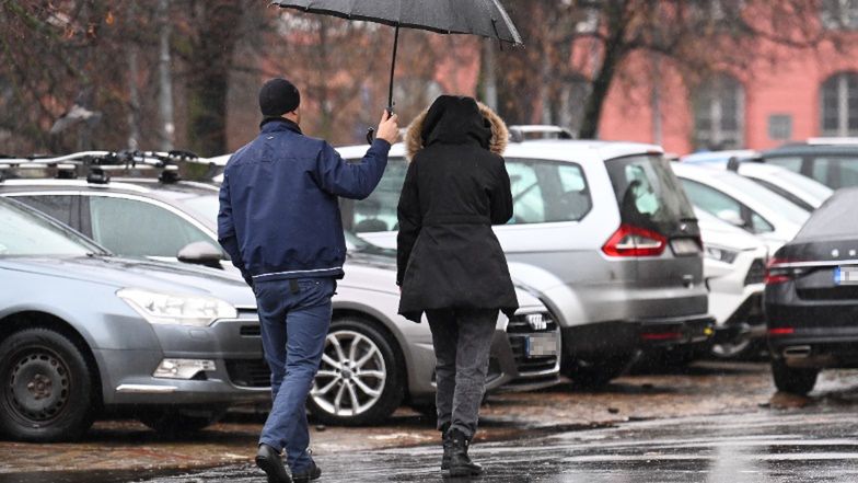 Kinga Duda "przyłapana" z ochroniarzem. Chodził za nią z parasolem