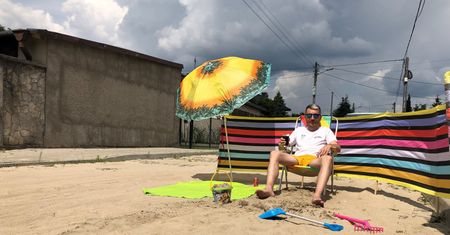 Zgierz. Jedna z ulic przypomina dziką plażę
