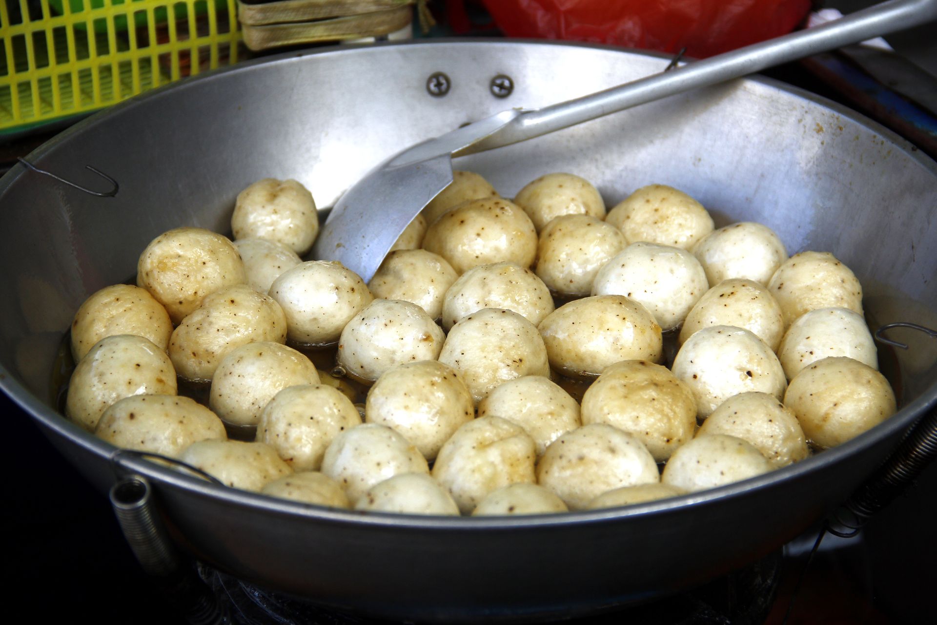 Rewolucja na piątkowy obiad. Zapomnij o panierce, te rybne kulki to kulinarny strzał w dziesiątkę