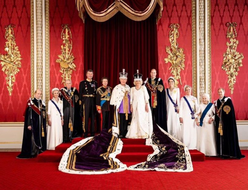Król Karol III i królowa Camilla wraz z rodziną