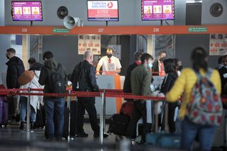 Koronawirus. Więcej ludzi na lotniskach. Wszyscy są kierowani na kwarantannę