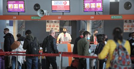 Koronawirus. Więcej ludzi na lotniskach. Wszyscy są kierowani na kwarantannę