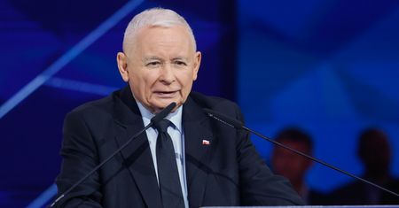 "Chcą propagandowo poprawić słupki". Kaczyński uderza w KO