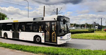 Toruń. Zmiany w komunikacji miejskiej na Wszystkich Świętych. Niektóre autobusy pojadą częściej, 1 listopada za darmo