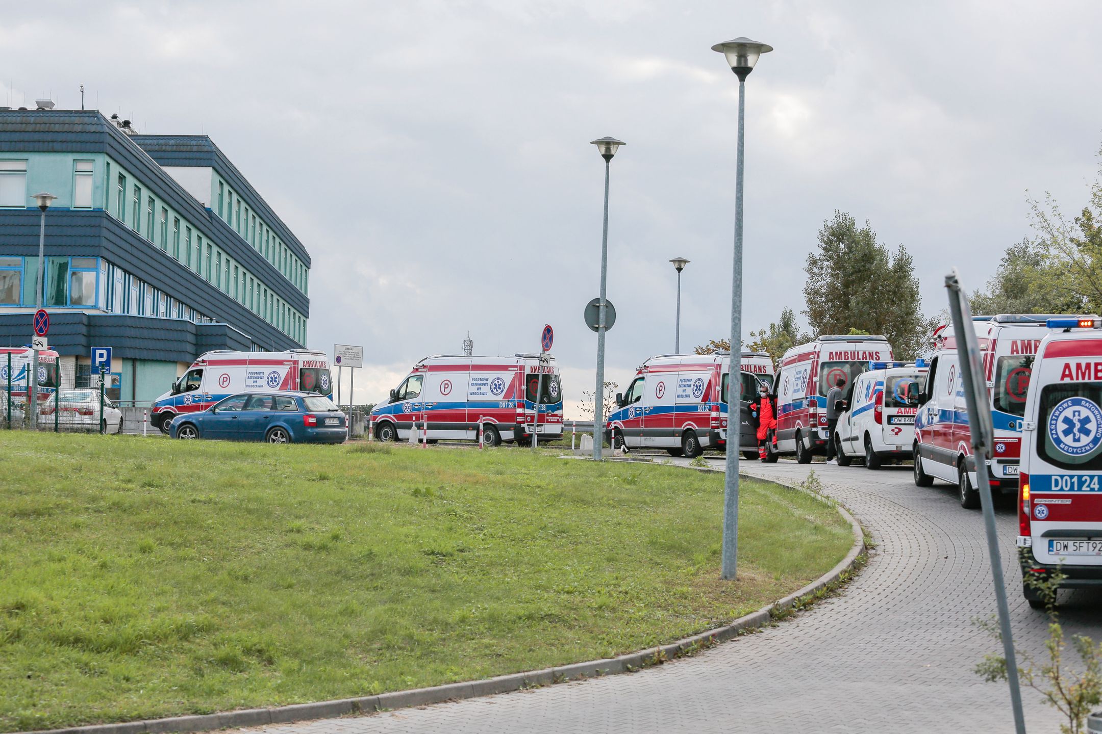 Zdjęcie dnia. Kolejka karetek na SOR we Wrocławiu 1