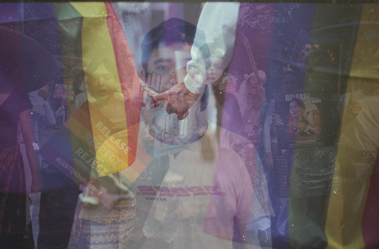 14.02.2021 r., Yangon. Mjanma. Grupa przedstawicieli środowiska LGBTQ zebrała się, by protestować przeciwko zamachowi stanu w Birmie.