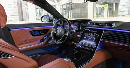 Mercedes-Benz Klasy S 2021: wielki ekran OLED, rozpoznawanie twarzy i AR z nawigacji na szybie