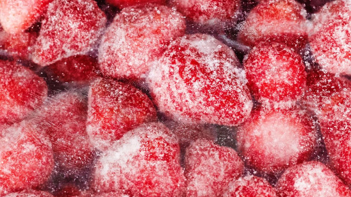 Do idealnego śniadania świetnie nadają się mrożone owoce.