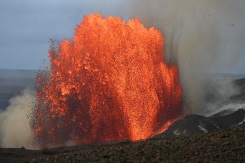 Fontanna lawy wystrzeliła na 200 metrów. Rekordowa erupcja na Hawajach