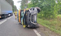 Groźny wypadek pod Stalową Wolą. Karetka na sygnale dachowała
