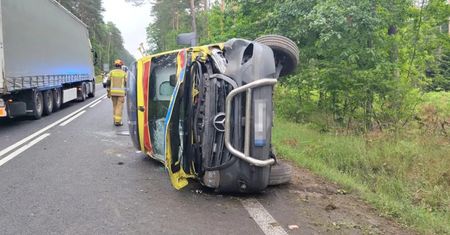 Groźny wypadek pod Stalową Wolą. Karetka na sygnale dachowała