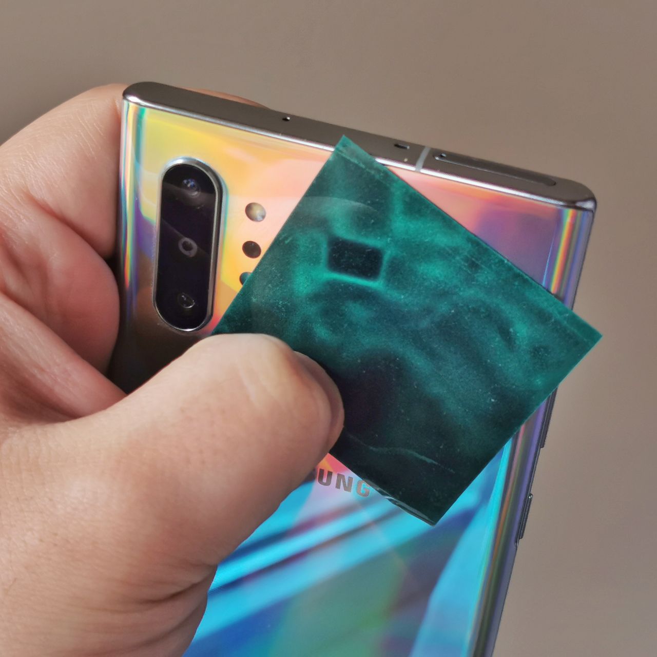 Głośnik do rozmów w Samsungu Galaxy Note 10 jest sprytnie ukryty