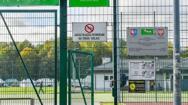Boisko wielofunkcyjne w Kętach, do gry w siatkówkę i koszykówkę, przejdzie gruntowny remont.