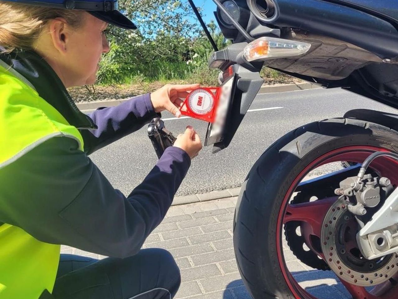 Pilotażowa akcja policji w Słupsku. Badają kąt nachylenia tablic