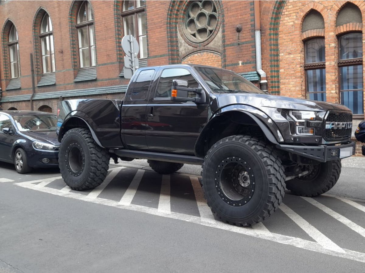 Ford Super Duty prawie pokonał straż miejską. Udało się dopiero za trzecim razem