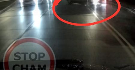 Tak się ślizgał, że niemal driftował. Skończyło się nie lada stłuczką