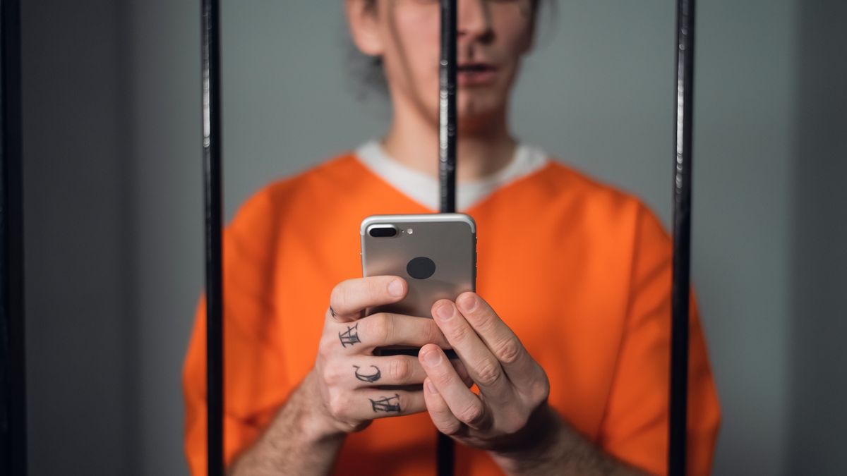 Więźniowie korzystają ze smartofnów do nauki informatyki