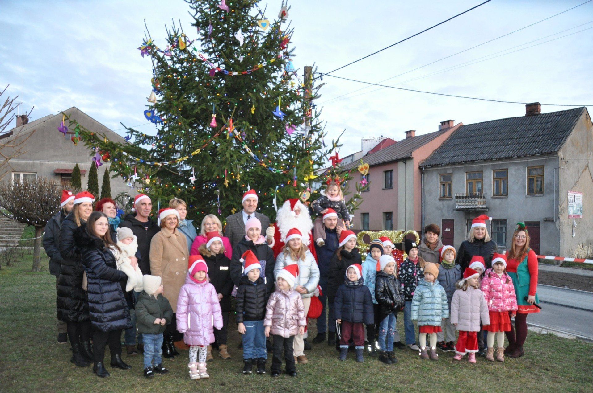 Od wspólnego ubierania dekoracjami miejskiej choinki rozpoczęła się tegoroczna zabawa mikołajkowa dla młodszych mieszkańców miasta i gminy Zawichost