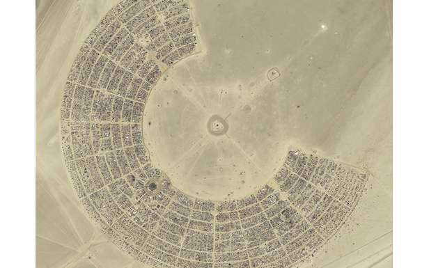 Burning Man w Newadzie widziany z lotu ptaka. Te małe punkciki to samochody uczestników