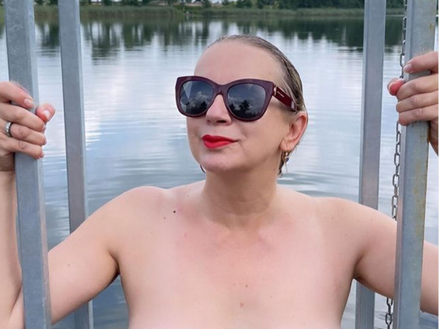 Marzena Rogalska pozuje topless. Internauci: "Wstydu nie masz"