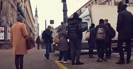 Skandaliczne nagranie z Warszawy. Tak do Żabki dojechał dostawca