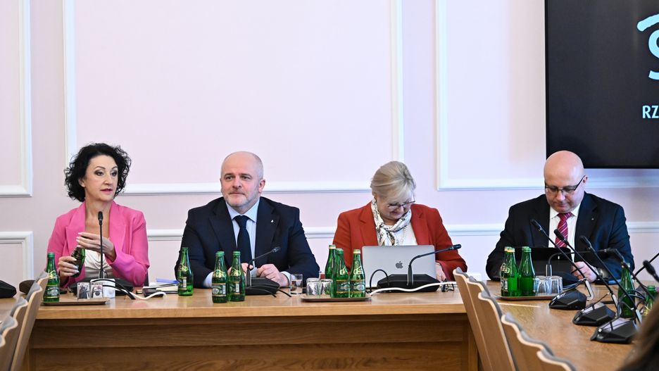 Warszawa, 26.09.2024. Przewodniczący komisji, poseł KO Paweł Kowal (2L), posłanka KO Anna Wojciechowska (2P) i posłanka Polski 2050 Ewa Schaedler (L) podczas posiedzenia sejmowej komisji spraw zagranicznych w Sejmie w Warszawie, 26 bm. Komisja dyskutuje nad kandydatami na ambasadorów. (ad) PAP/Radek Pietruszka